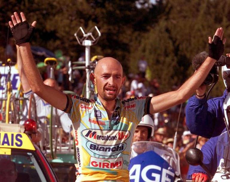 Poco pi di un mese e Marco Pantani  al Tour de France. Undicesima tappa, il Pirata festeggia la vittoria ma nella generale Jan Ulrich  il leader. Reuters 